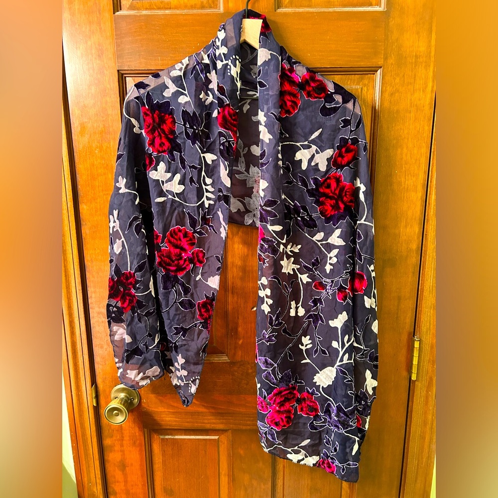 VTG Burn out velvet Rose and Vines oblong scarf. One hem has damage
